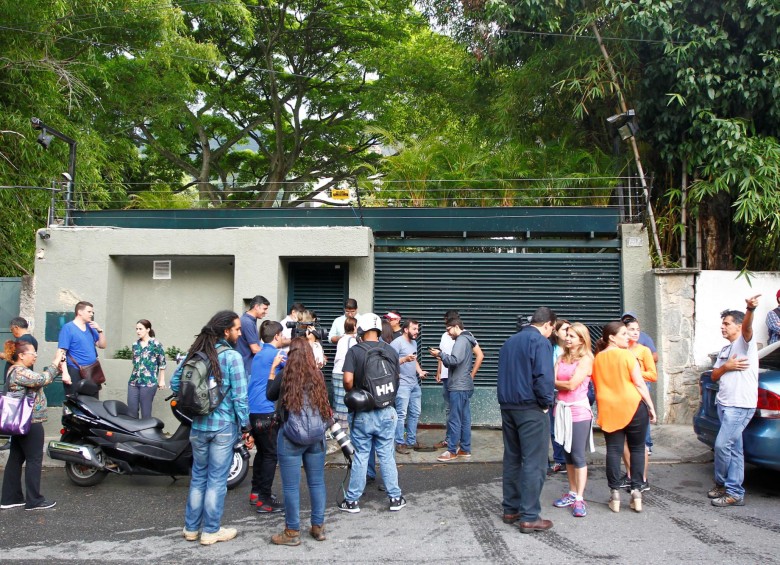 Afueras de la casa de Leopoldo López. FOTO Reuters