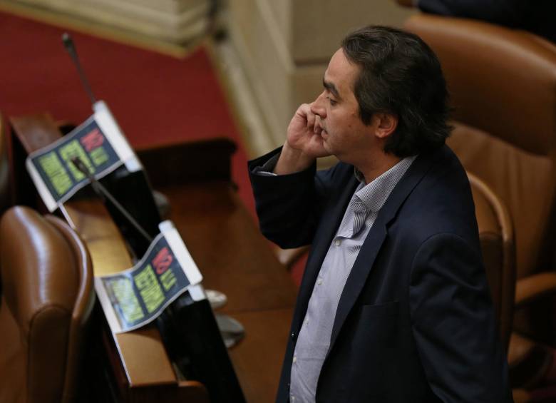 El viceministro de Hacienda, Juan Alberto Londoño, ha suscrito las resoluciones que ordenan el pago y traslado, a través de las entidades financieras, del aporte estatal del Programa Apoyo al Empleo Formal. Foto Colprensa