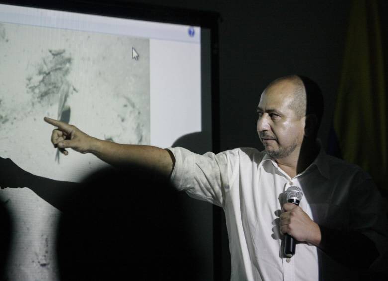 El director del Instituto Colombiano de Antropología e Historia, Ernesto Montenegro, le explicó al presidente que el hallazgo constituye apenas un primer paso. FOTO AP