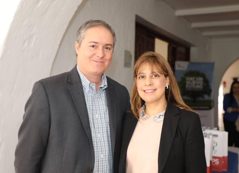 Juan Felipe Montoya, vicepresidente de Recursos Humanos de Éxito, y Adriana Guzmán, presidenta de Colpensiones, presentaron los resultados de la corrección de historias laborales. Foto: Cortesía Colpensiones.