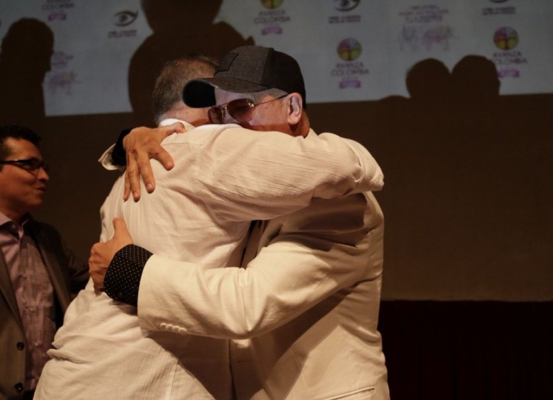 Rodrigo Granda y Ernesto Baez se abrazaron como muestra de reconciliación. FOTO: Cortesía @avanzaColONG