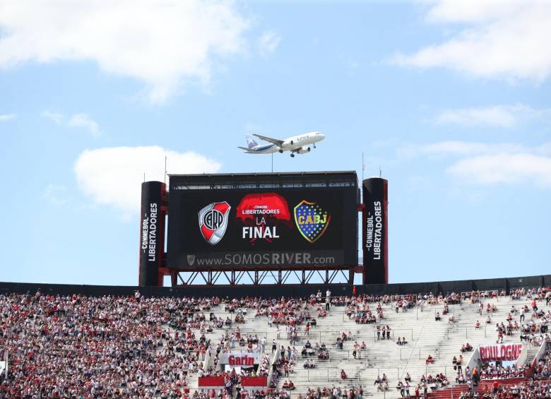 El Monumental espera el inicio del partido. FOTO EFE