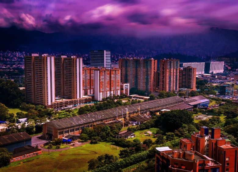 Detener la expansión periférica, aprovechar las quebradas como corredores ecológicos y ofrecer mejores oportunidades de vivienda en la centralidad son retos para Medellín. FOTO CAMILO SUÁREZ