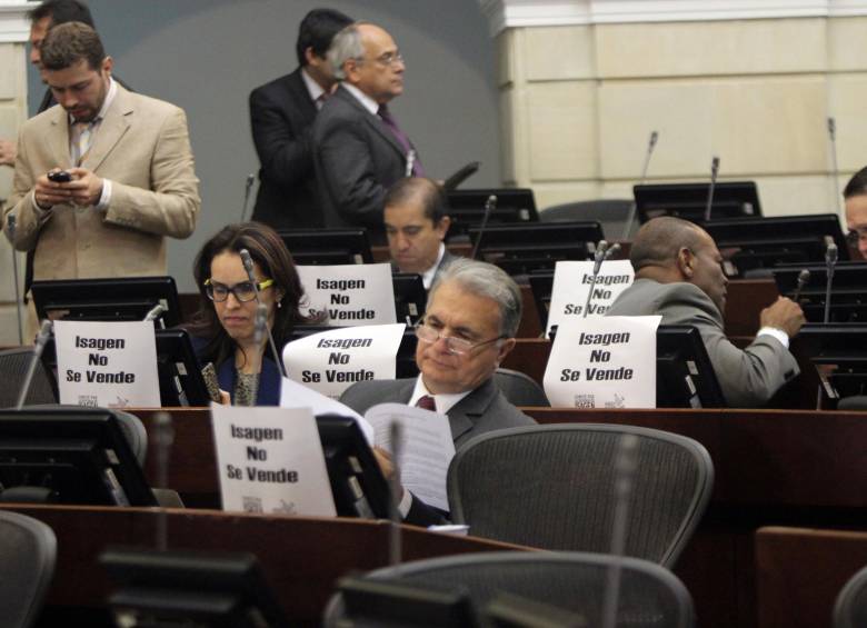 Un grupo de 12 congresistas de siete partidos distintos anunció este miércoles que presentará una demanda ante un tribunal para evitar la venta de accione de Isagen. FOTO COLPRENSA