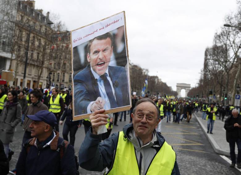Las protestas, que se realizan desde noviembre, llegaron a los Campos Elíseos en París. FOTO EFE