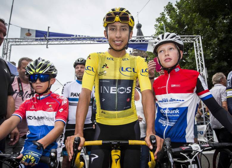 Egan posando para las cámaras al final del criterium de Holanda. FOTO AFP
