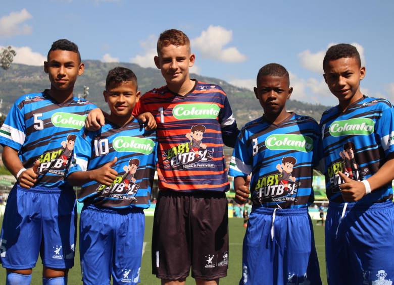 Juan Sebastián Thomas, Jhonier Montiel, Juan Sebastián Cardona, Jhonier Zarante y Leonardo Vides son los jóvenes que llegaron a Medellín para el equipo Belén La Nubia. FOTO cortesía Los paisitas