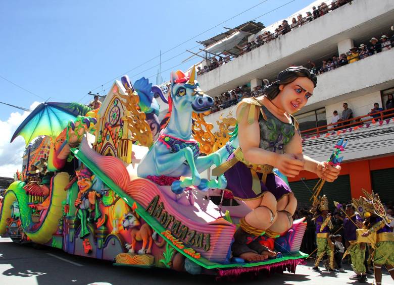 “Desfile Magno”, la máxima celebración en el Carnaval de Blancos y Negros