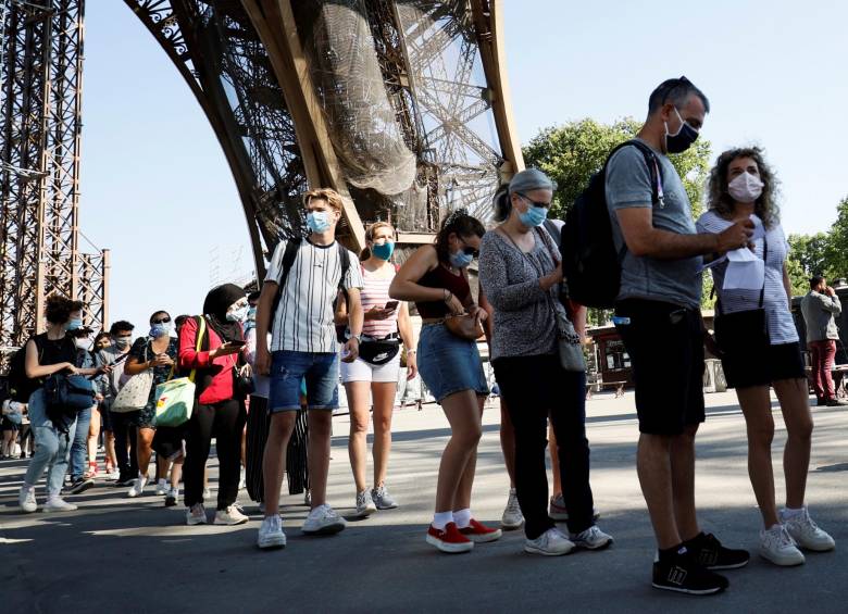 Personas hacen fila ante la reapertura parcial de la Torre Eiffel este 25 de junio en París. FOTO AFP