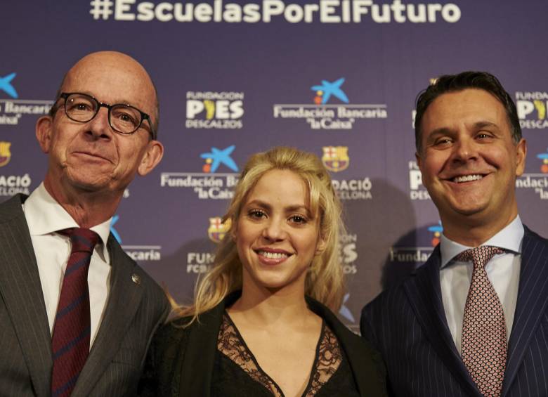 La cantante Shakira Mebarak, fundadora de la Fundación Pies Descalzos, con el vicepresidente del FC Barcelona, Jordi Cardoner, a la izquierda, y el responsable del área educativa de la Fundación La Caixa, Xavier Bartolí, a la derecha. FOTO EFE