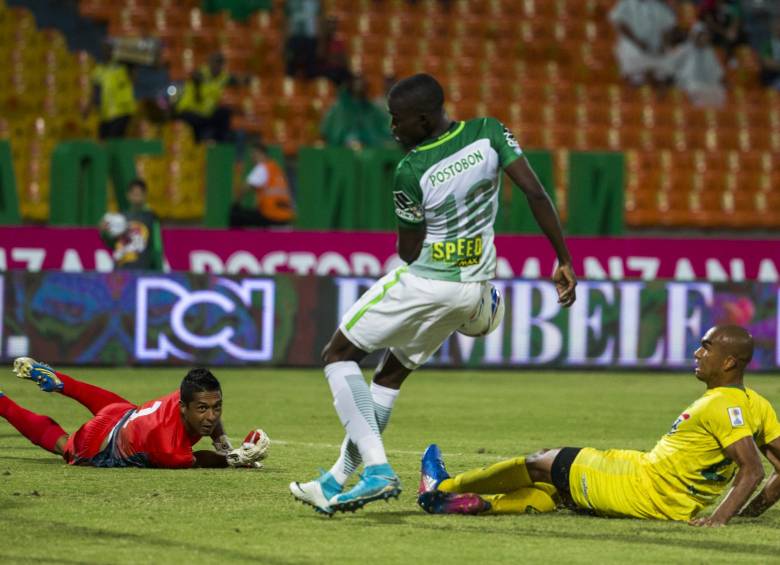 Esta fue la acción en la que Rodin Quiñones se enredó y no pudo conectar el balón de la mejor manera. El jugador tenía el arco a su entera disposición y falló. FOTO julio césar herrera