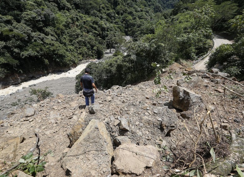 Este fue el primer gran derrumbe en la vía Titiribí-Bolombolo, que también tiene bloqueada a Titiribí. FOTO MANUEL SALDARRIAGA