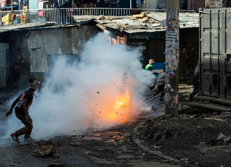 En los distritos de mayoría opositora cientos de manifestantes lanzaron fuego y obstáculos contra las autoridades electorales y la policía que intentaban instalar mesas de votación. FOTO efe