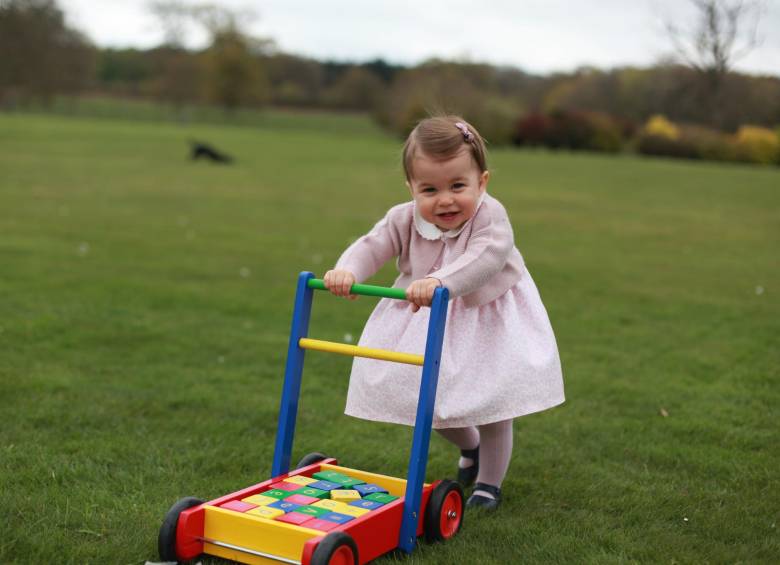 Los duques de Cambridge, Guillermo y Catalina, han difundido hoy cuatro nuevas fotos de su hija pequeña, la princesa Carlota. FOTO AP