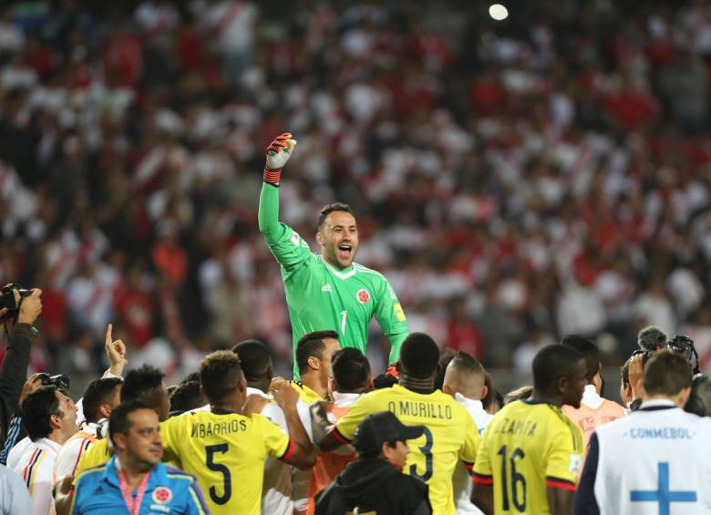 Los jugadores alzaron a David Ospina, criticado por sus errores ante Paraguay, pero salvador en muchas ocasiones. FOTO reuters