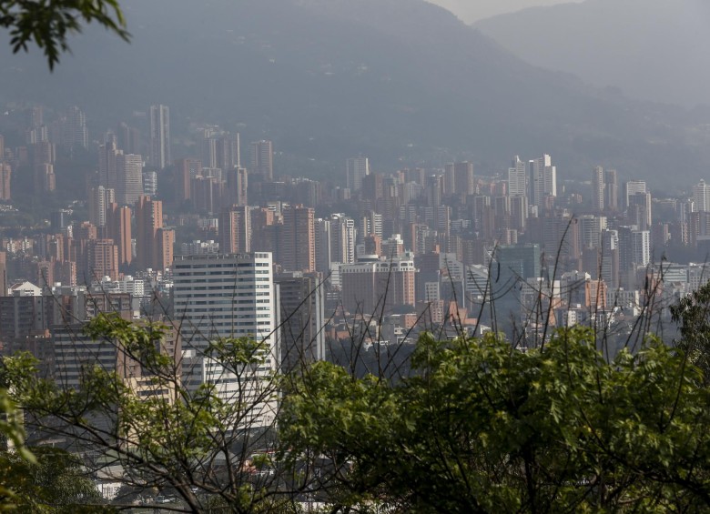 Pese a los esfuerzos y medidas del Amva, el aire de Medellín no mejora lo esperado. FOTO JAIME PÉREZ