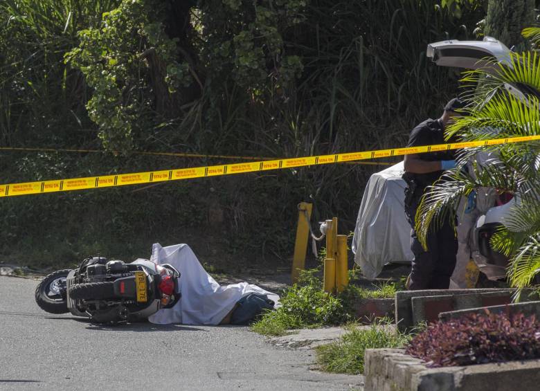 Asesinato de un comerciante en la frontera de los barrios La Pradera y Juan XXIII, el pasado 11 de abril. La Policía le atribuyó la responsabilidad a “la Agonía”. FOTO: Edwin Bustamante.