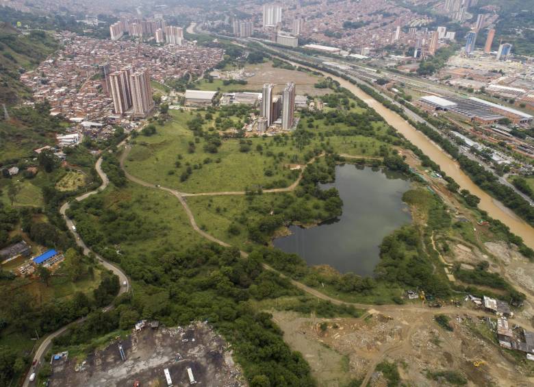 En este lote de Bello estará ubicado el proyecto Central Park. FOTO ESTEBAN VANEGAS 