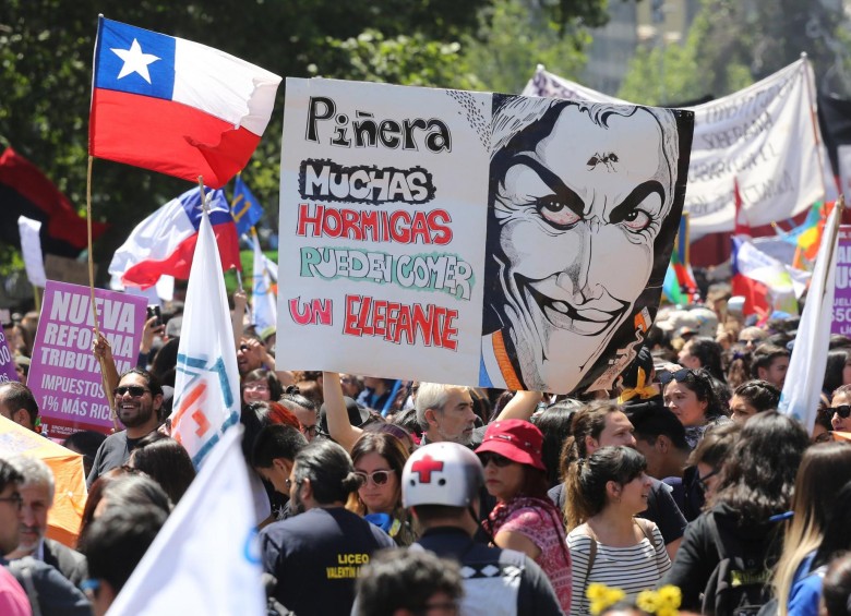 Cientos de personas participan en una marcha durante el paro nacional convocado por agrupaciones sindicales y el gremio estudiantil y docente este miércoles, en Santiago (Chile). Foto: EFE