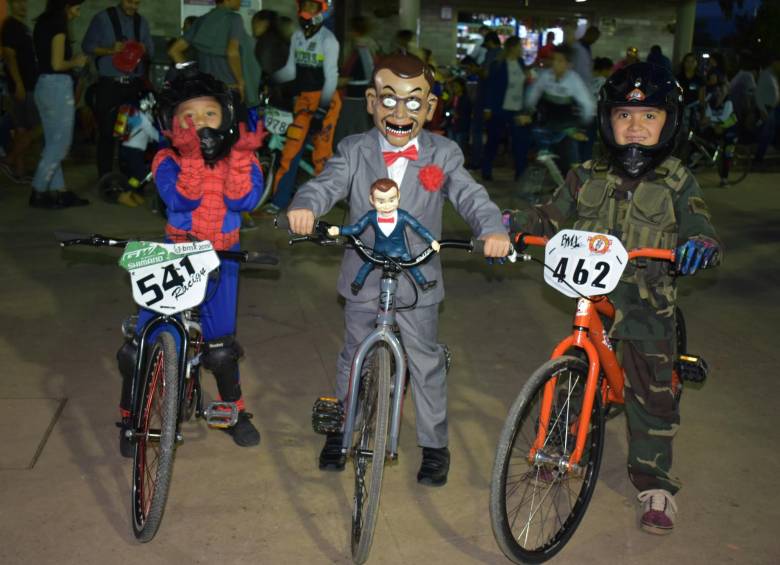 Los integrantes de los semilleros (niños de 6 años de edad o menos) llegaron acompañados de sus padres a disfrutar del evento en la pista Antonio Roldán Betancur. FOTO Cortesía CAB