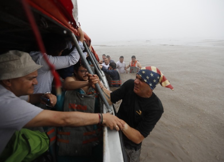 Otros integrantes de la misión debieron recibir ayuda para regresar al bote. FOTO JAIME PÉREZ