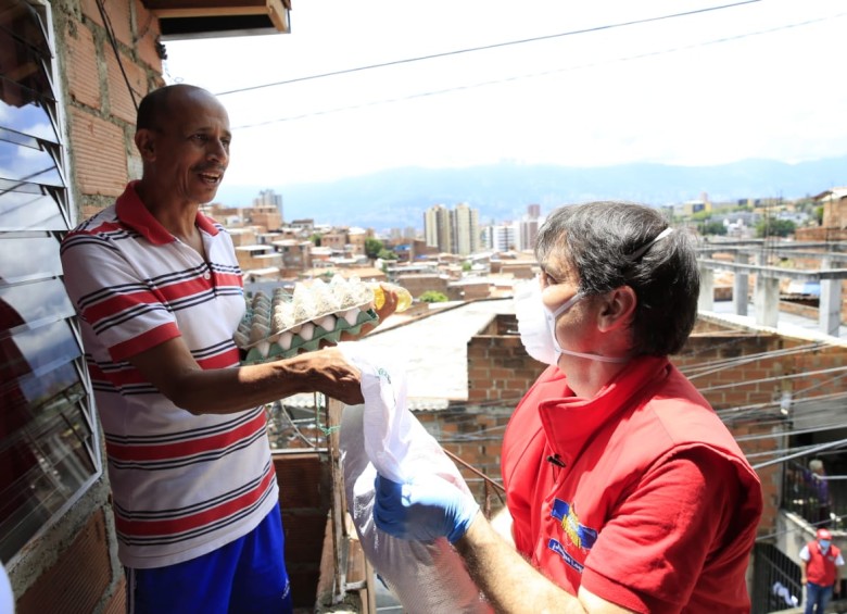 El gerente de la Lotería de Medellín, David Mora, encabezó la entrega de los paquetes de alimentación a los vendedores de la lotería en varias zonas de la ciudad. FOTO Cortesía