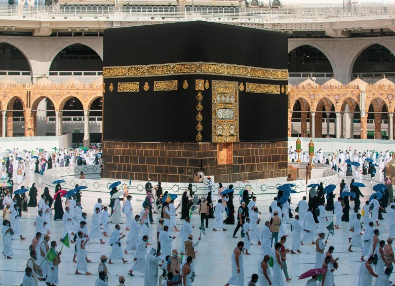 Los peregrinos luego regresaron a La Meca, la ciudad más santa del islam, para realizar el “tawaf de despedida”, las vueltas alrededor de la Kaaba, una estructura cúbica en el corazón de la Gran Mezquita y hacia la cual los musulmanes de todo el mundo se dirigen para sus oraciones.