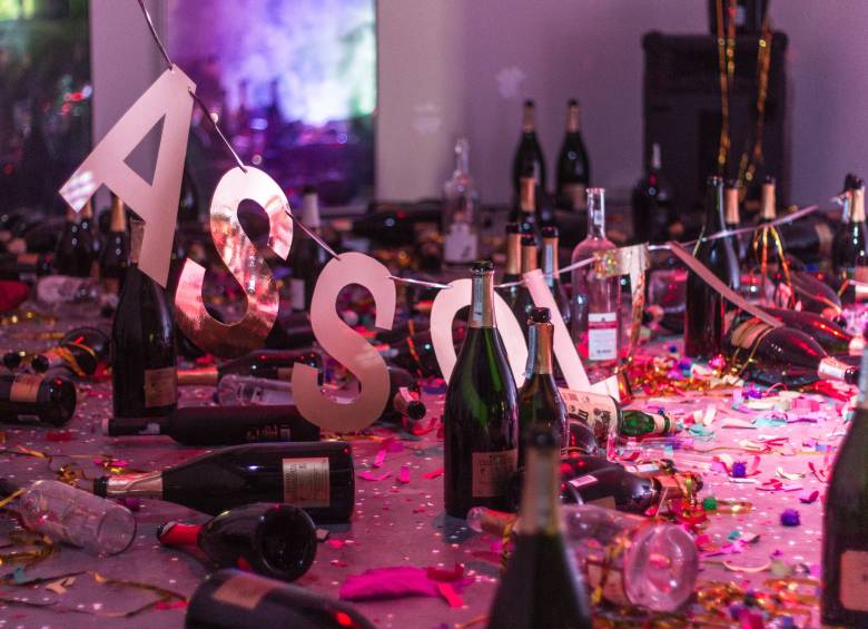La exposición, obra de las artistas Goldschmied & Chiari, reproduce los restos de una fiesta terminada y abandonada entre colillas, botellas de champán y confetis de colores. FOTO CORTESÍA