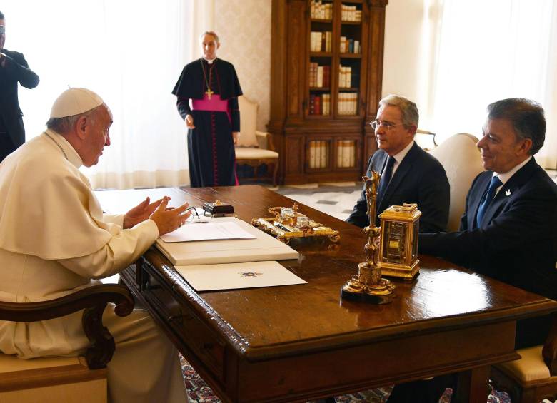 El encuentro entre el Papa Francisco y Santos y Uribe duró cerca de 30 minutos. Durante la reunión hablaron del proceso de paz y de buscar un diálogo abierto de cara al país. FOTO AFP