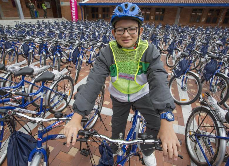 Él es Miguel Ángel Vega Salazar, uno de los niños que recibió bicicleta nueva para transportarse hasta la institución educativa Santa Elena desde la vereda Barro Blanco. FOTO edwin bustamante