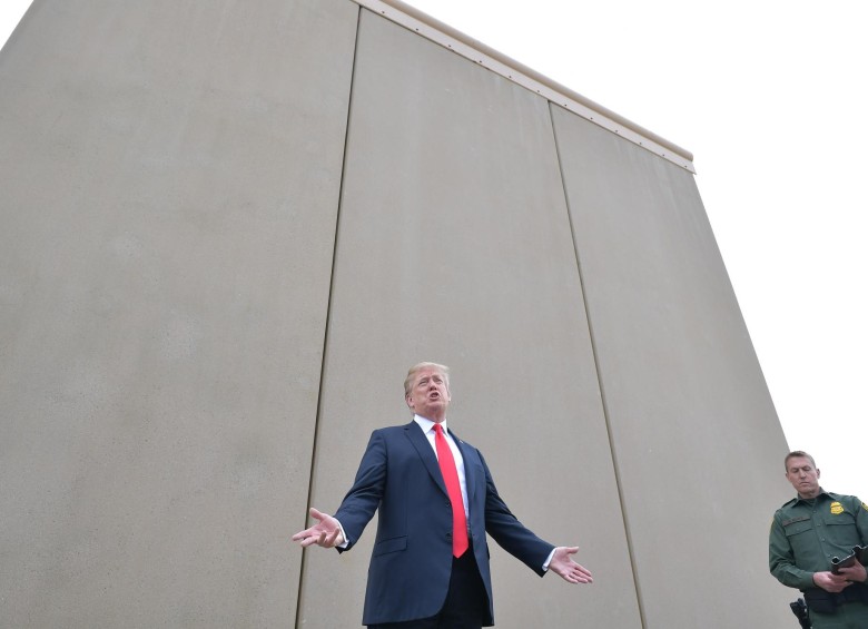 El presidente de Estados Unidos Donald Trump durante la inspección del prototipo del muro en marzo de 2018. 