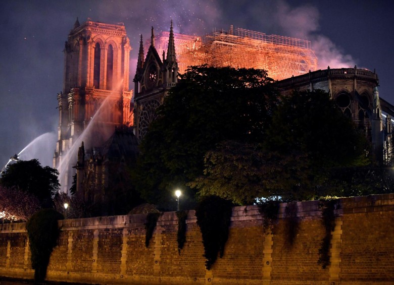La catedral de Notre Dame suma varias horas en llamas. FOTO EFE