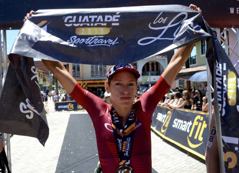 La antioqueña Ana María naranjo, flamante ganadora del Triatlón-2019 al vencer ayer en Guatapé. FOTO cortesía Wilson Valencia