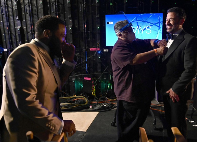 Anthony Anderson y Jimmy Kimmel conversan tras bambalinas en el teatro en el que no hubo público para la transmisión de los Emmy. FOTO AFP