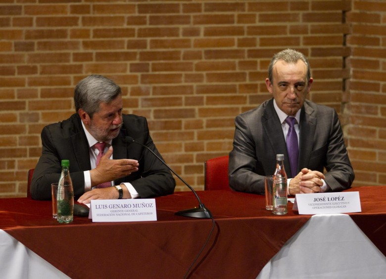 Luis Genaro Muñoz, gerente de la Federación de Cafeteros, y José López, vicepresidente Ejecutivo de Nestlé, revisaron los planes de 2015 entre el gremio y la multinacional. FOTO cortesía
