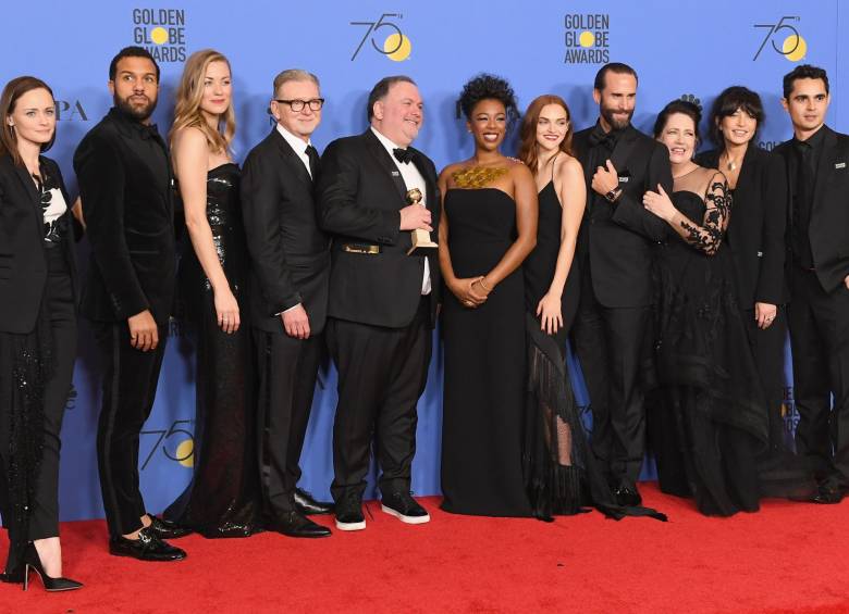 El elenco de The Handmaid’s tale celebran haber ganado como Mejor Serie dramática. FOTO AFP