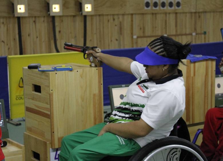 En acción, la deportista antioqueña María Teresa Restrepo, oro en los 10 metros pistola. FOTO cortesía-comité paralímpico