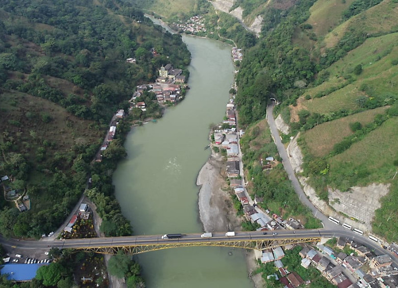 El lote está ubicado antes del puente que cruza el río Cauca (lado izquierdo en la foto). El proceso de negociación tomará un mes y el costo se estima en $300 y $400 millones. FOTO Juan David úsuga
