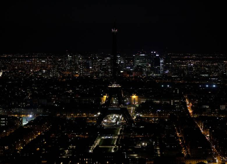 Imagen la Torre Eiffel, en París, durante el apagón por la Hora del planeta. FOTO AFP