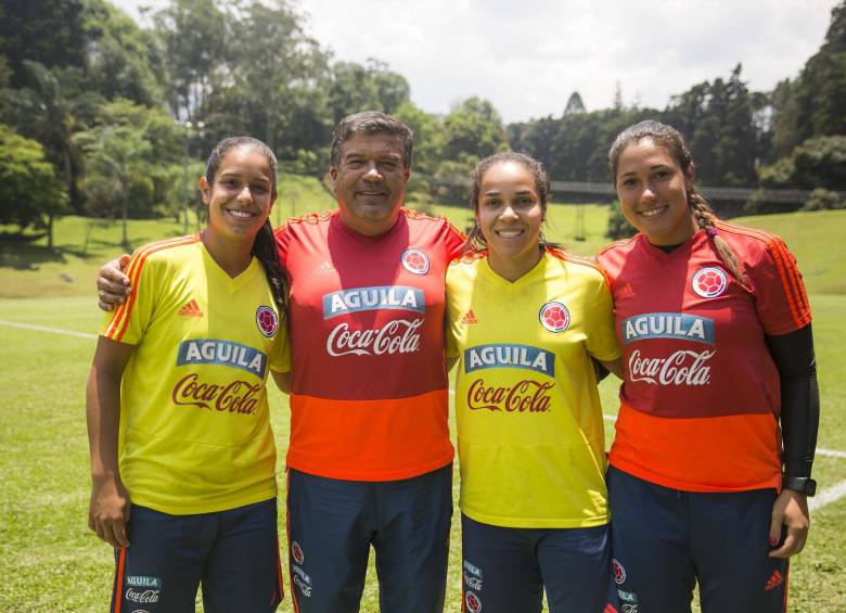 El técnico Nelson Abadía, junto a Valentina Restrepo, Oriánica Velásquez y Vanesa Córdoba. FOTO archivo carlos velásquez