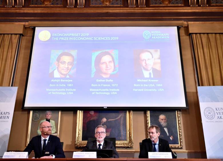 Peter Fredriksson, Goran K Hansson (Secretario general Real Academia de las Ciencias sueca) y Jakob Svensson anuncian a los ganadores. FOTO EFE