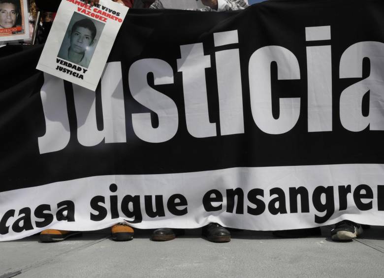 Cientos de personas marcharon en Ciudad de México para reclamar el derecho a vivir en paz y contra la impunidad. EFE 