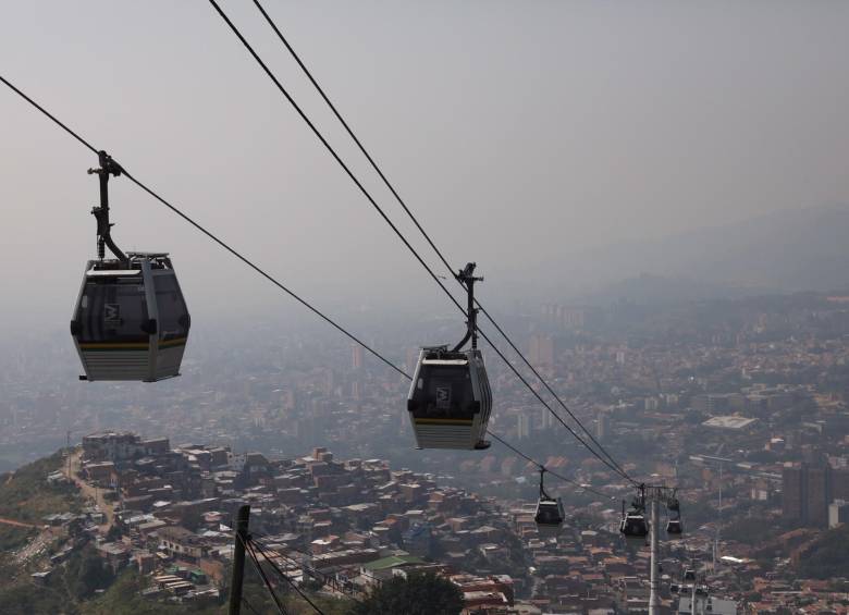 Fotografía tomada ayer desde el barrio La Divisa en la comuna 13. El material particulado no disminuye. FOTO Edwin Bustamante