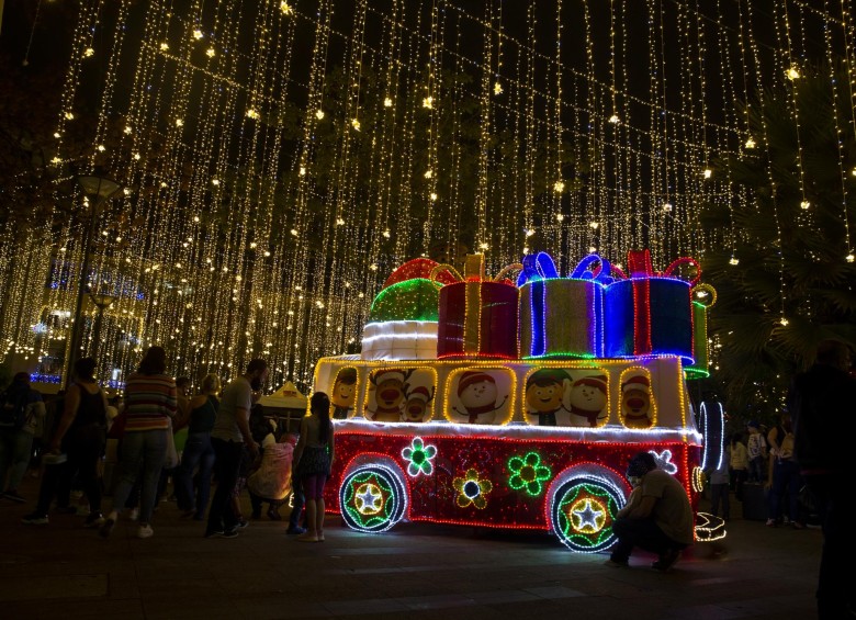 Envigado encendió hoy miércoles 18 de noviembre su alumbrado navideño, convirtiéndose en el primer municipio de Área Metropolitana en iluminar de colores sus calle y parques. Foto: Esteban Venegas.