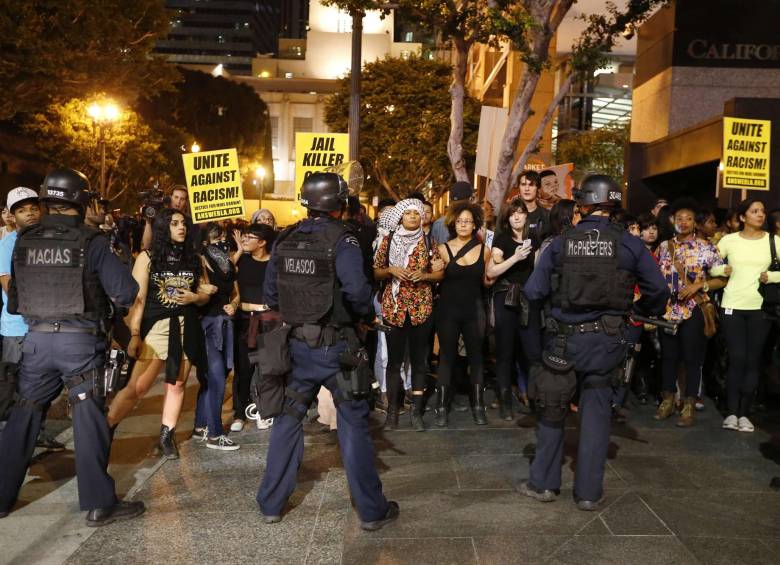 Las protestas por el fallo judicial, que el martes se extendieron a 170 ciudades de todo el país, se mantuvieron vivas en el centro de Los Ángeles. FOTO REUTERS