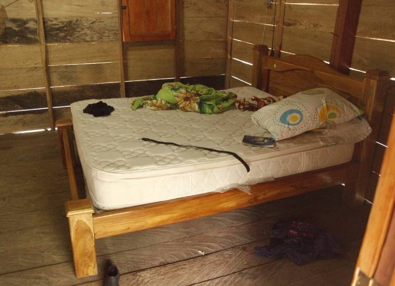 En una de las operaciones se encontró un rancho de tabla con un colchón de lujo, valorado en $5 millones, donde solía dormir “Otoniel”.
