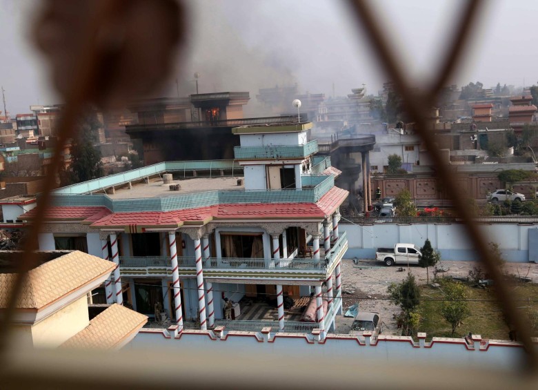 Una columna de humo emerge del lugar tras el ataque contra la sede de la organización no gubernamental Save the Children en Jalalabad (Afganistán). FOTO EFE
