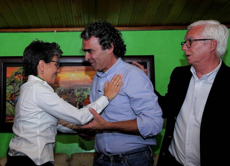 De izquierda a derecha la candidata a la vicepresidencia, Claudia López; el candidato a la presidencia Sergio Fajardo y el coequipero de la alianza Verde, Jorge Robledo. Foto: Colprensa.