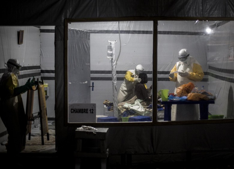 El personal médico que atiende a los pacientes con ébola debe usar trajes de protección para evitar más contagios. FOTOS MSF
