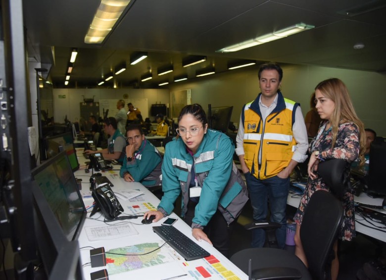 En su visita a la sede de la Línea de Emergencias 123, al alcalde Daniel Quintero le contaron que de 18.000 llamadas diarias, solo 7.000 reportaban emergencias reales. FOTO: cortesía Alcaldía de Medellín.